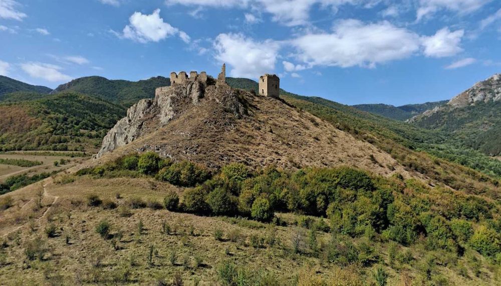 Vând teren Colțești 17.000 mp – lângă Piatra Secuiului și Cetatea Trascăului