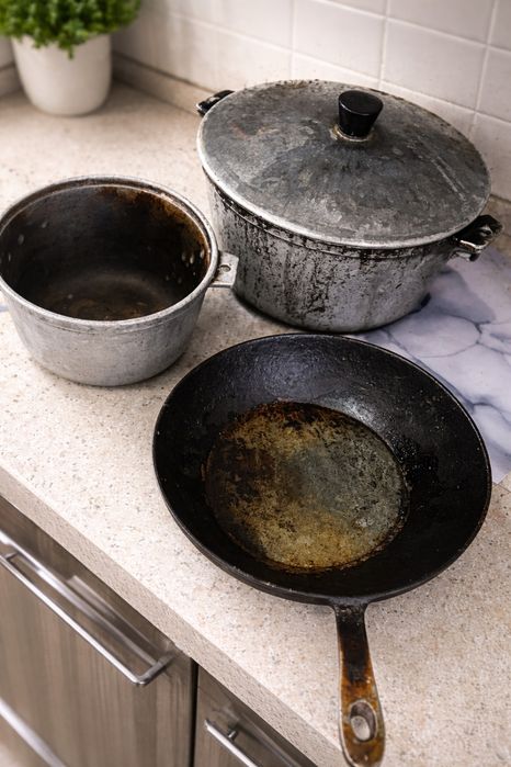 Казаны чугунные два больших и сковородка сковорода