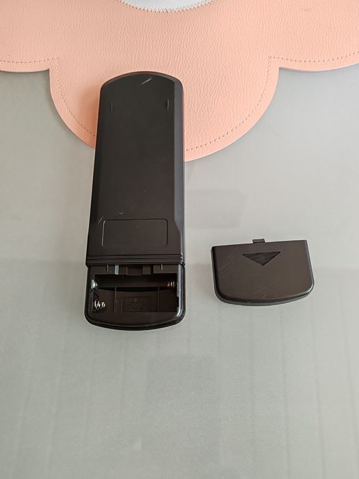 Vând telecomandă originală Harman/Kardon HK 690