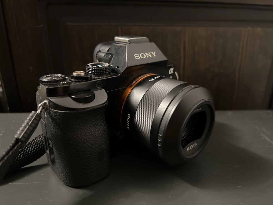 Sony A7 Full-Frame Mirrorless + Carl Zeiss FE 35mm F2.8 –