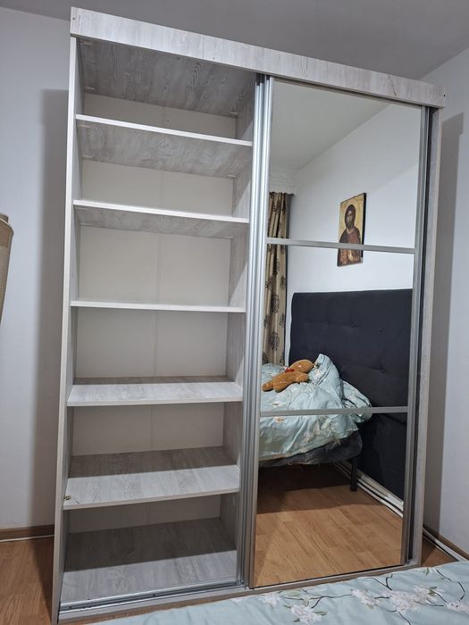 Vând dresing cu uși glisante in stare foarte buna