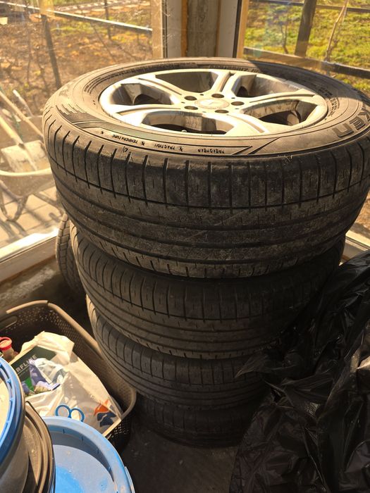 Se vinde un set jante si cucucuri de vara Mercedes, si un set caucucuri vara noi