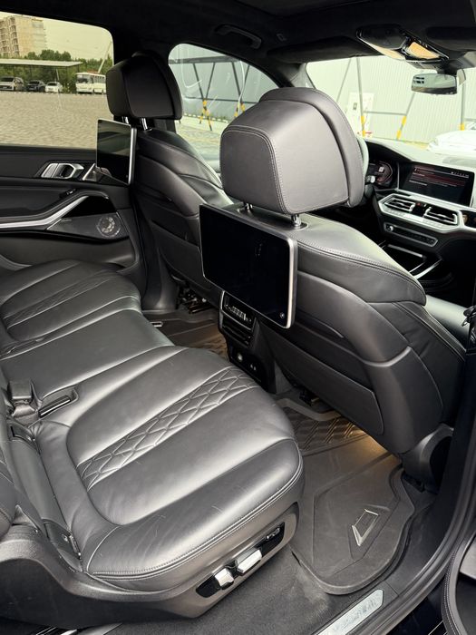 2020  BMW X7 M50i