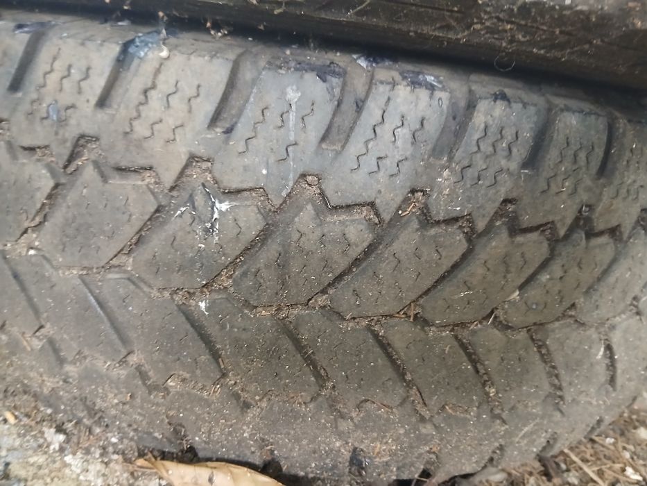 Vând anvelope iarna 225/70/15C