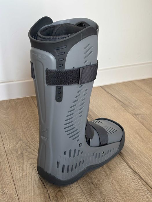 Orteză OSSUR Rebound Air Walker M (39–44) – model ÎNALT – aproape nouă