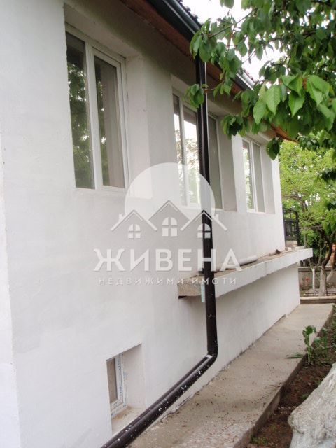 Продавам къща с РЗП: 285 кв.м, двор 1200 кв.м, с. Бенковски