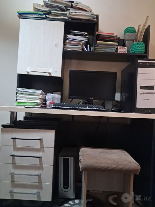Holati yangi darslik va kompyuter stoli