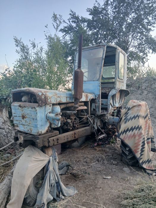 Traktor 28 pritsepi bilan