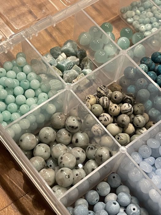 Кутия мъниста за бижута — естествени камъни, минерали и други