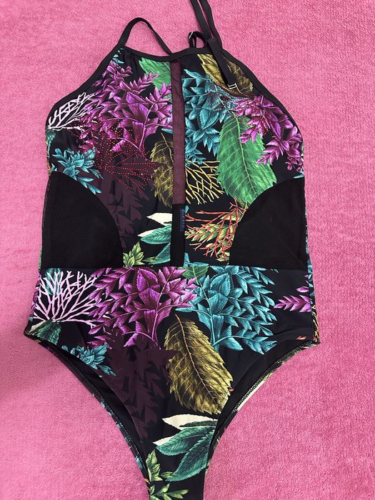 Купальник вместе с накидкой очень богато смотрится