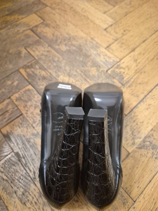 Pantofi negri cu toc, marca Just Cavalli, din piele, marimea 40, noi