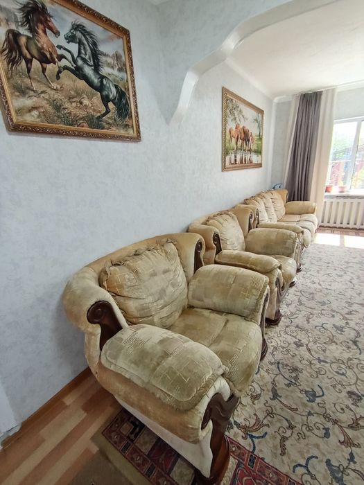 Продаётся раскладной диван с двумя креслами