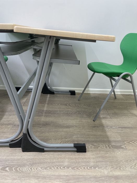 Парта школьная. Стульчики