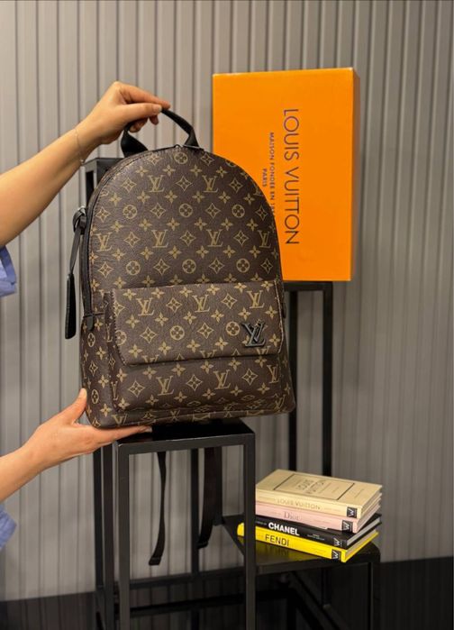 Ghiozdan Louis Vuitton nou !!! Dimensiuni 42/28 !!!
