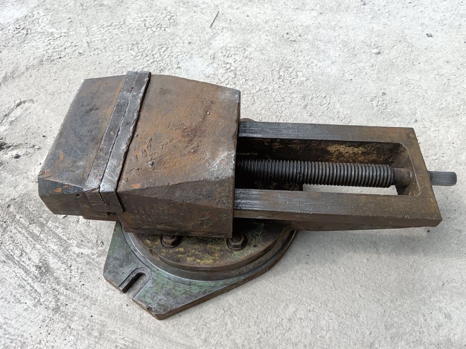 Станочные тиски со шкалой.