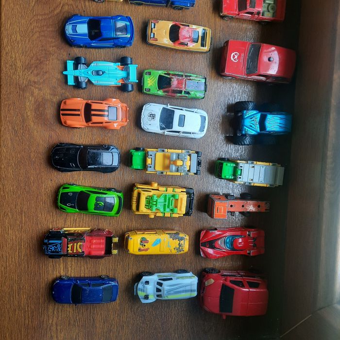 продам машинки 44 штуки