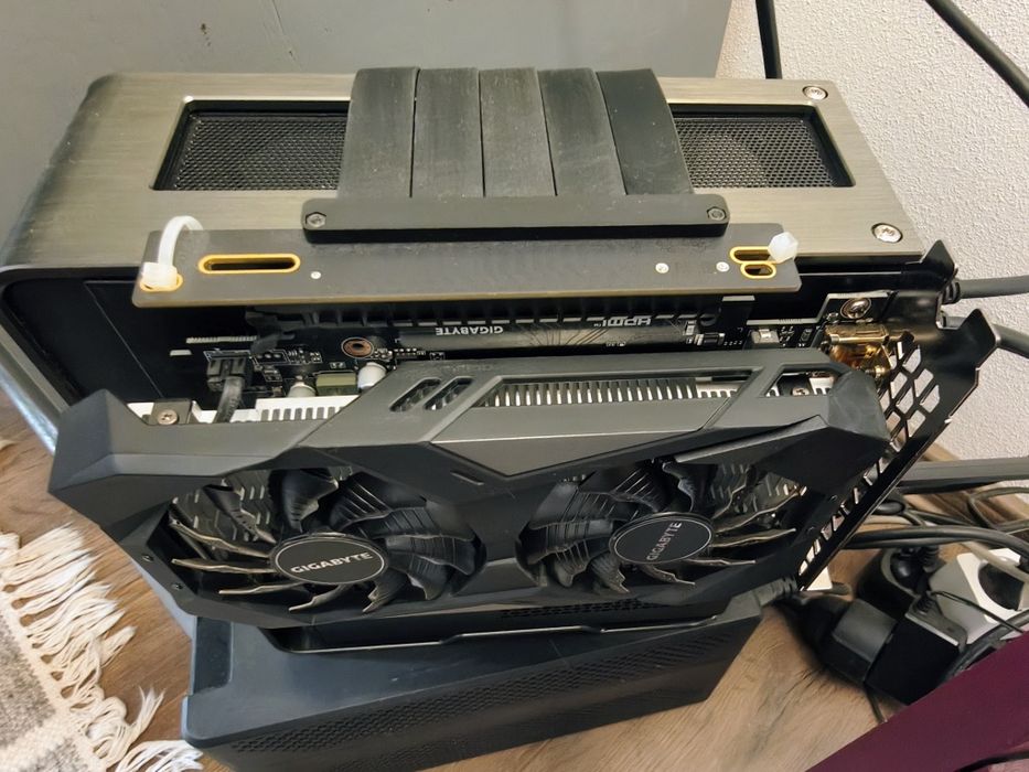 Nvidia RTX 3050 (nu necesita alimentare)