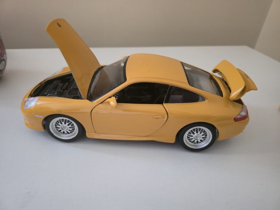 Porshe Carrera 911 burago 1:18. 30€