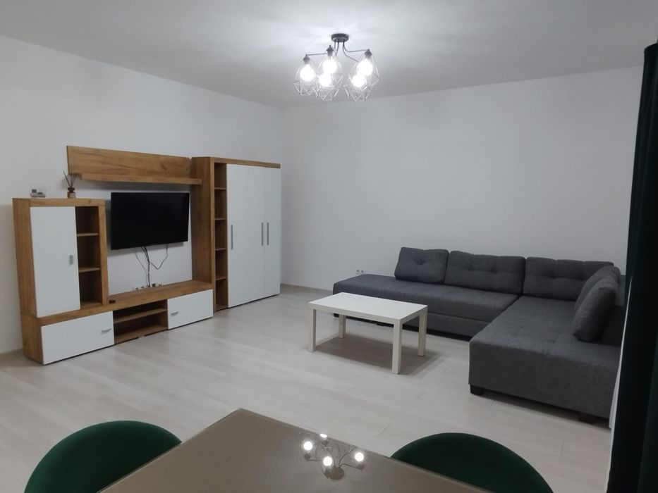 Vând apartament 2 camere, 60 mp, parter, Șelimbăr – str. Armoniei.
Liv