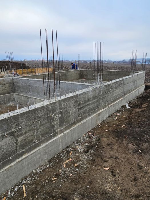 Vand casa la rosu 170mp