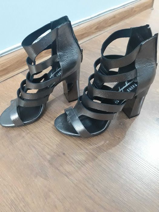 Сребристи сандали