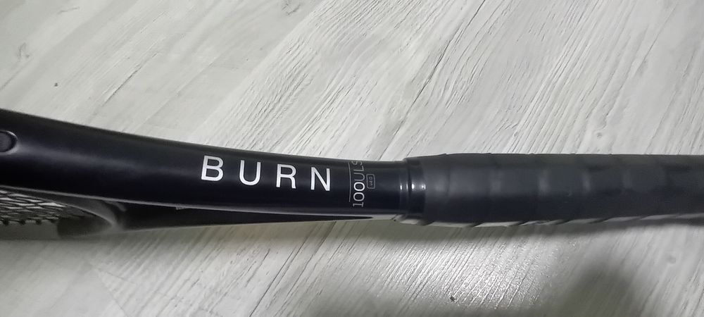 Rachetă tenis Wilson Burn 100ULS v4(100 cm llățime 645 lungime)