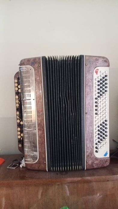 Продаётся баян б/у