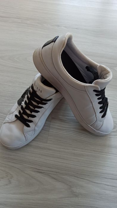 Оригинални обувки на GUESS  41 номер
