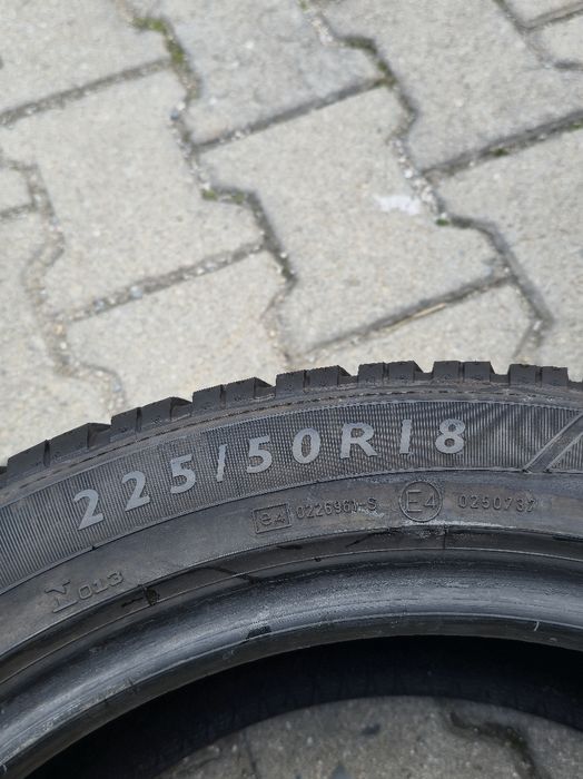 225 50 18 Dunlop