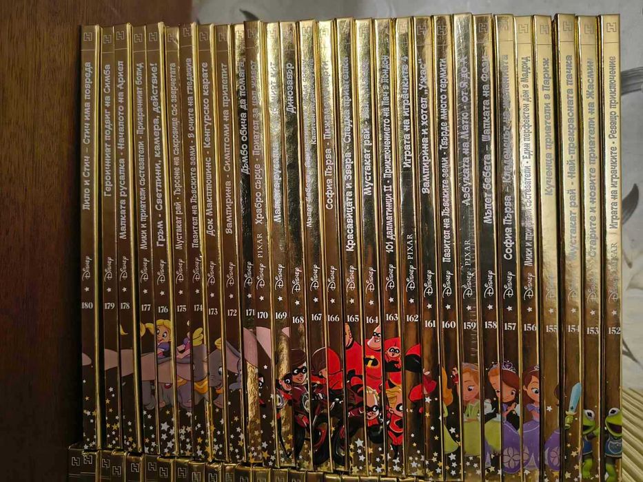 Продавам книжки на Дисни