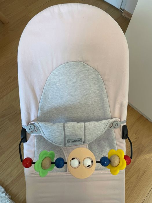 Balansoar Baby Bjorn cu bara de jucarii, culoare roz