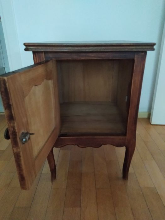 Вимтидж шкаф от истинско дръво