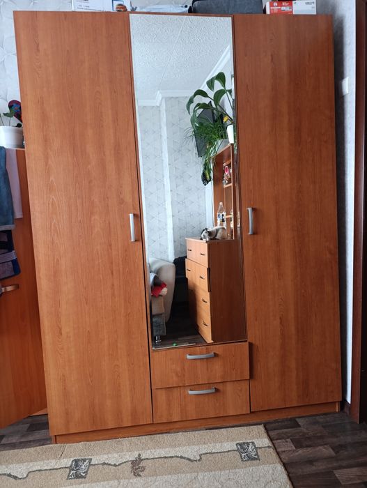 Продам шкаф. Трёхдверный с зеркалом.