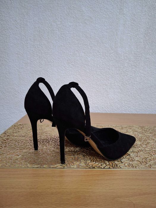 Туфли вечерние на каблуке с ремешком.