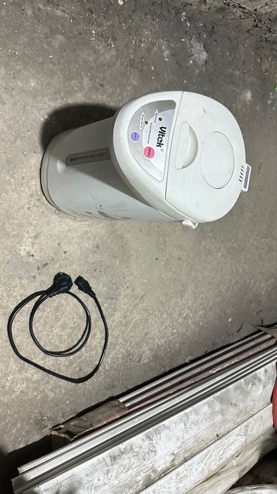 Продам термопот на 6,8 л