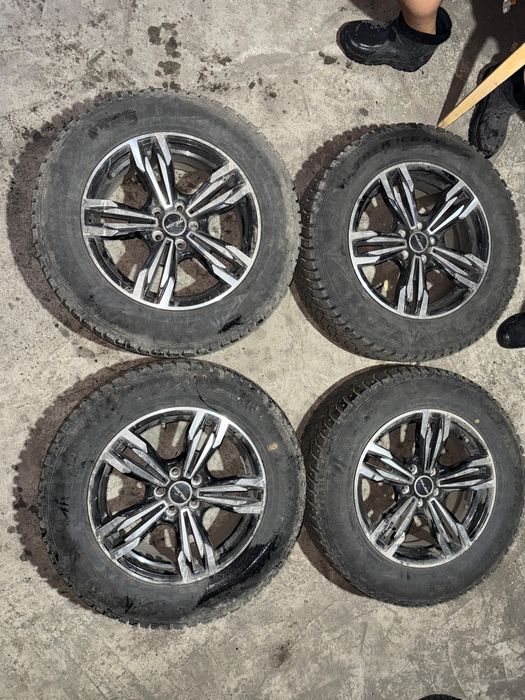 Продам комплект зимней резины на дисках
