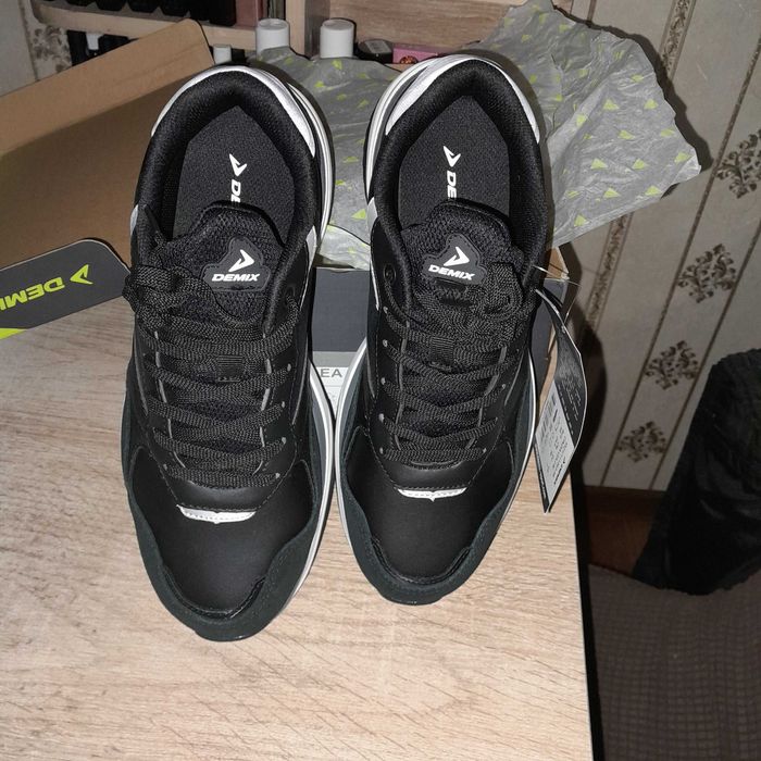 Продам новые Кроссовки Demix