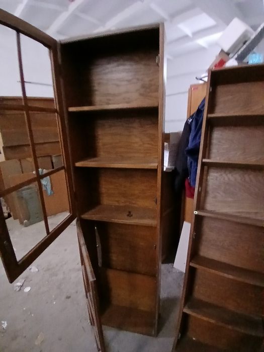 Vand mobilă veche din lemn, în stare bună.