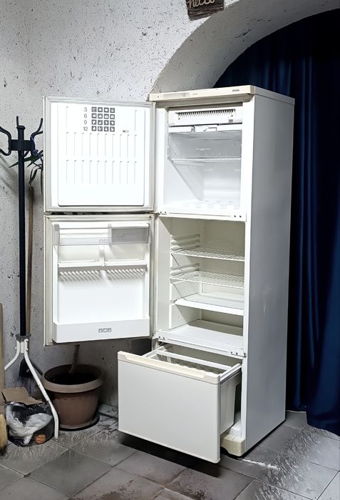 Продам трёх камерный холодильник