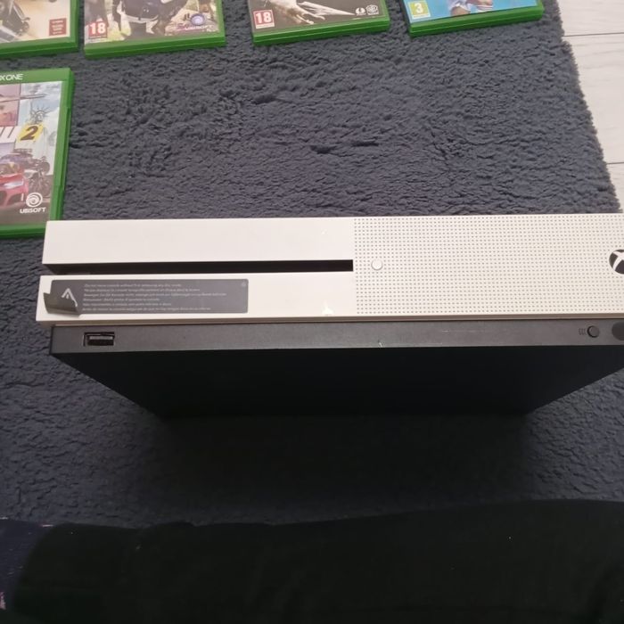 Vând consola Xbox one s