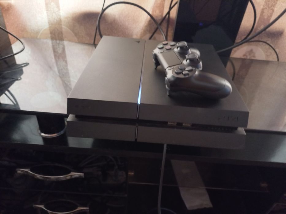 PS4 tiniq 1TB hotirasi o'yinlar yozigan yangi djoystik bor plombasi bo