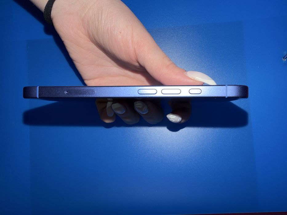 iPhone 16 ultramarine