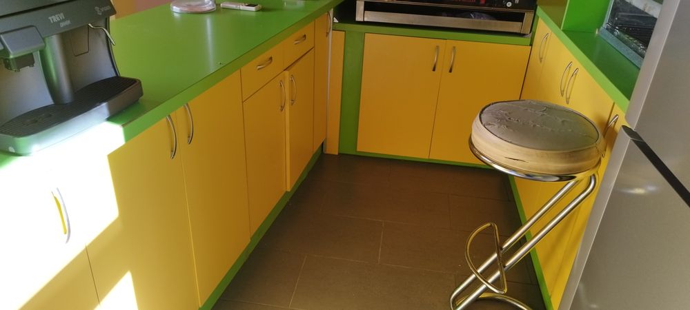 Продава се обзавеждане за кафене/ заведение