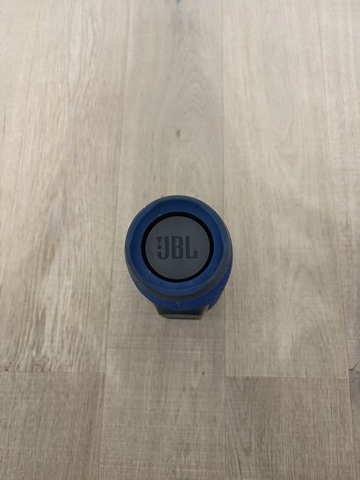 JBL Boombox 1 si JBL Charge 3