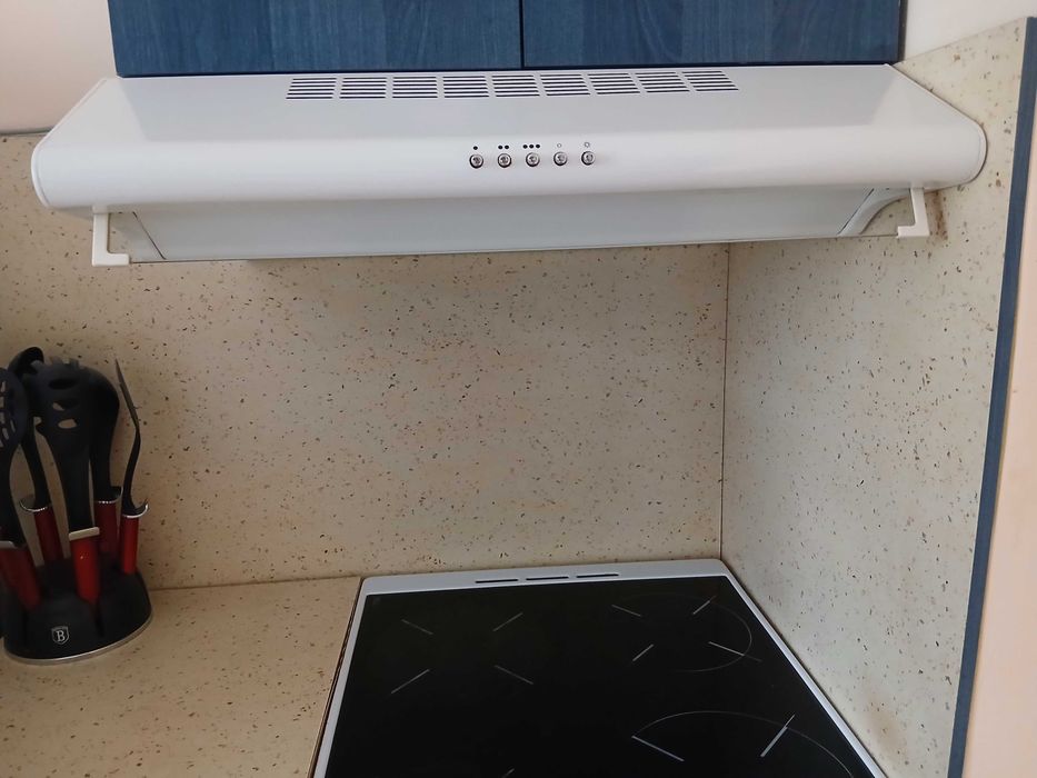 Готварска печка Indesit саспиратор и две шкафчета