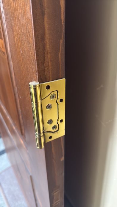 Входна врата от масивно дърво