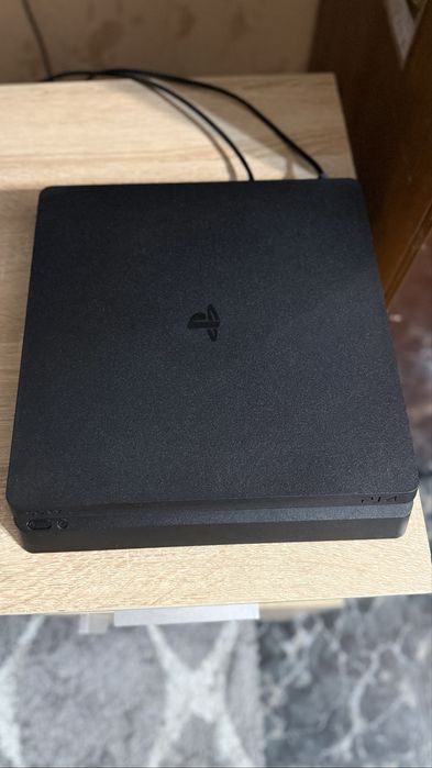 Продавам PS4 с 1 джойстик и 1 игра
