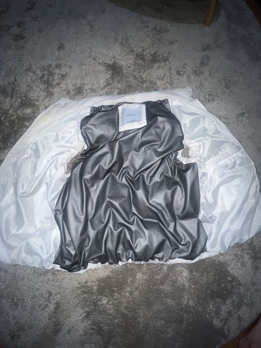 Бял елек bershka