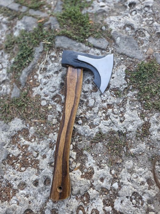 „Уникални брадви за колекционери и ценители"