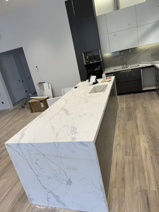 Столешница из искусственного камня кварц и акрил.